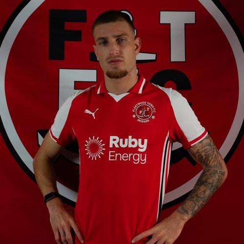 曼联官方：里斯-本内特已完成永久转会，加盟弗利特伍德镇