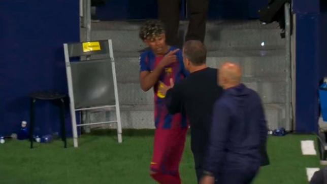 亚马尔未参与庆祝绝杀，赛后离场时情绪明显不满